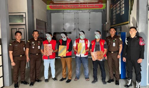 Tim Penyidik Pidsus Kejari Aceh Besar, Senin (5/2) menetapkan empat orang tersangka yang diikuti dengan penahanan para tersangka Tindak Pidana Korupsi Kegiatan Pembangunan Puskesmas Lamtamot, Lembah Seulawah, Tahun 2019 pada Dinas Kesehatan Aceh Besar