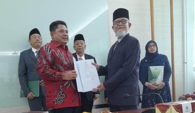 Dirjen Pendidikan Islam Kemenag RI Prof Dr Ali Ramdhani menyerahkan KMA Profesor/Guru Besar Bidang Ilmu Fikih Siyasah kepada Dr Tgk Hasanuddin Yusuf Adan MCL MA di Ruang Sidang Senat Gedung Rektorat Lt 4, Kampus 3 UIN Walisongo Semarang, Sabtu (3/2)