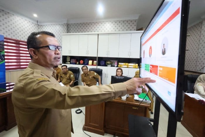 Kadis Sosial Aceh Muslem Yacob memimpin simulasi program penilaian kinerja ASN di lingkup Dinas melalui Aplikasi E-Kinerja dan SIMANJA pada Senin, 5 Februari 2024
