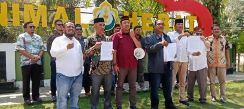 Pembacaan Maklumat Penyelamatan Reformasi dan Demokrasi Nasional, dalam aksi Maklumat Sivitas Akademika Universitas Malikussaleh, Lhokseumawe, Senin siang (5/2)