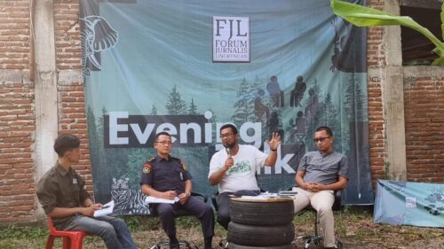 Diskusi sore (evening talk) yang bertajuk "Ilegal Fishing dan Kerusakan Terumbu Karang di Aceh" di halaman sekretariat Forum Jurnalis Lingkungan (FJL) Aceh, Banda Aceh, Selasa 6 Februari 2024