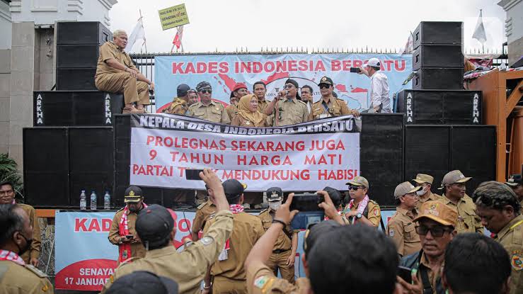 Tuntutan Kepala Desa beberapa hari terakhir di gedung DPR RI akhirnya dikabulkan. Masa jabatan Kades diperpanjang menjadi 8 tahun dengan batas maksimal 2 periode