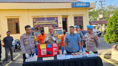 Kapolres Langsa AKBP Andy Rahmansyah menyampaikan pengungkapan 1 Kg sabu dan menangkap 3 pelaku, Jum'at (9/2). (Foto: Dok. Polres Langsa)