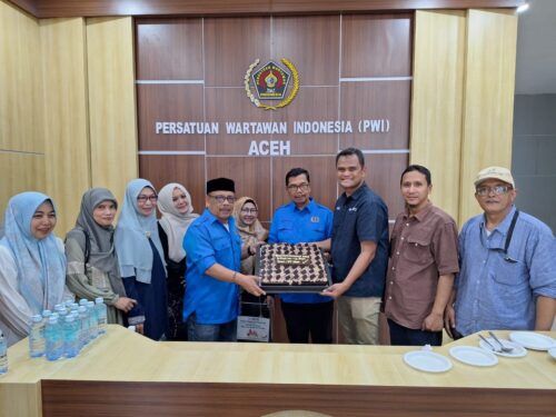 Manajemen PT SBA diwakili Head of Media Faraby Azwani menyerahkan kue HPN 2024 dan HUT ke-78 PWI kepada Ketua PWI Aceh Nasir Nurdin di Kantor PWI Aceh, Simpang Lima, Banda Aceh, Jumat, 9 Februari 2024