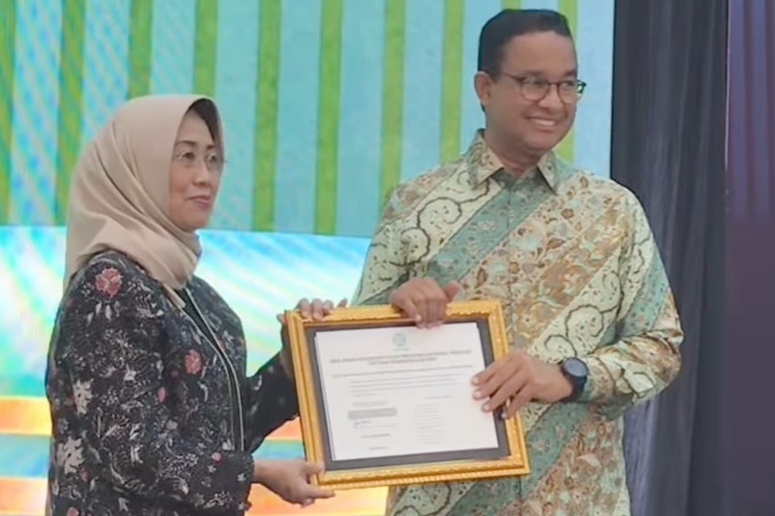 Calon Presiden nomor urut 1 Anies Baswedan menandatangani deklarasi kemerdekaan pers dan menyerahkan kepada Ketua Dewan Pers Ninik Rahayu di Gedung Dewan Pers, Jakarta Pusat pada Sabtu malam (10/2)