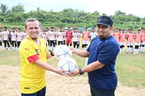 Pj Bupati Aceh Besar Muhammad Iswanto menyerahkan bola kaki kepada pimpinan Ponpes Tgk Chik Oemar Diyan Tgk Fakhruddin Lahmuddin saat pembukaan Turnamen Oemar Diyan Cup di lapangan bola kali Dayah Oemar Diyan, Gampong Krueng Lamkareung, Kecamatan Indrapuri, Ahad sore (11/2/2024).