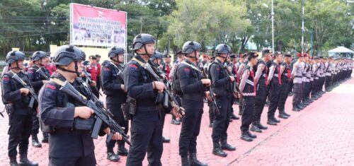 Kapolres Aceh Besar AKBP Dhani Catra Nugraha memimpin apel pergeseran Personel Pengamanan TPS Pemilu 2024 di lapangan upacara Polres Aceh Besar, Senin pagi (12/2)