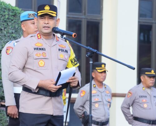 Kapolres Lhokseumawe AKBP Henki Ismanto saat memimpin apel keberangkatan personel pengamanan TPS Pemilu 2024 di Mapolres Lhokseumawe, Senin (12/2)