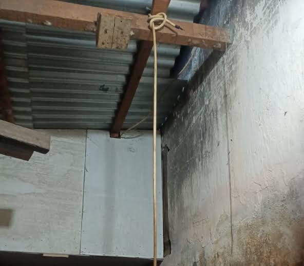 Lokasi ditemukan warga yang melakukan bunuh diri dengan kondisi leher terikat kabel listrik di sebuah rumah di Kecamatan Kuta Alam, Banda Aceh, Selasa (13/2)