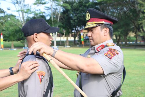 Kapolda Aceh Irjen Pol Achmad Kartiko menyematkan tanda siswa saat membuka pendidikan pembentukan Bintara (Diktukba) Polri Gelombang I Tahun 2024, di SPN Seulawah, Selasa (13/2)