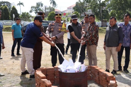 Pj Bupati Aceh Besar Muhammad Iswanto bersama Kapolres AKBP Dhani Catra Nugraha, Kajari Basril G, KIP, Panwaslih Aceh Besar, dan unsur OPD terkait melakukan pemusnahan kelebihan surat suara Pemilu 2024 di kompleks Gudang Logistik KIP Aceh Besar di JSC Kota Jantho, Selasa (13/2)