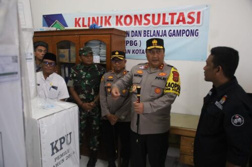 Kapolda Aceh Irjen Pol Achmad kartiko, didampingi Pj Bupati Pidie Wahyudi Adisiswanto mengecek langsung situasi dan kesiapan personel dalam mengamankan pemilu di Pidie, Selasa (13/2)