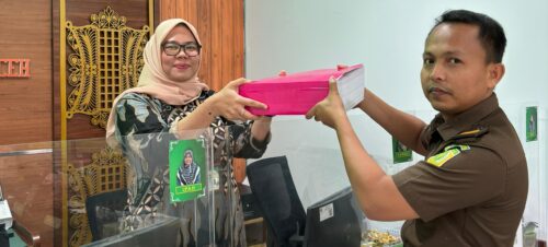 Jaksa Penuntut Umum Kejari Banda Aceh Kamis (15/2) melimpahkan perkara Tindak Pidana Korupsi Pengadaan Buku tentang Adat Istiadat Aceh dan Meubelair pada MAA ke PN Banda Aceh