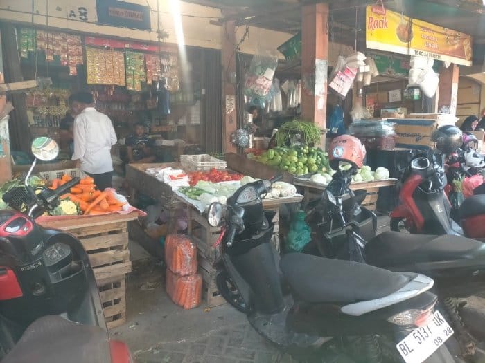 Pedagang sembako pasar tradisional di pasar pagi Keutapang, Kecamatan Darul Imarah, Aceh Besar, Kamis (15/2)