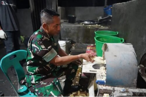 Pangdam IM Mayjen TNI Novi Helmy Prasetya menunjukkan kepeduliannya terhadap UMKM dengan meninjau langsung produksi keripik singkong di Desa Sukadamai, Kecamatan Lembah Seulawah, Saree, Aceh Besar, Ahad (18/2)