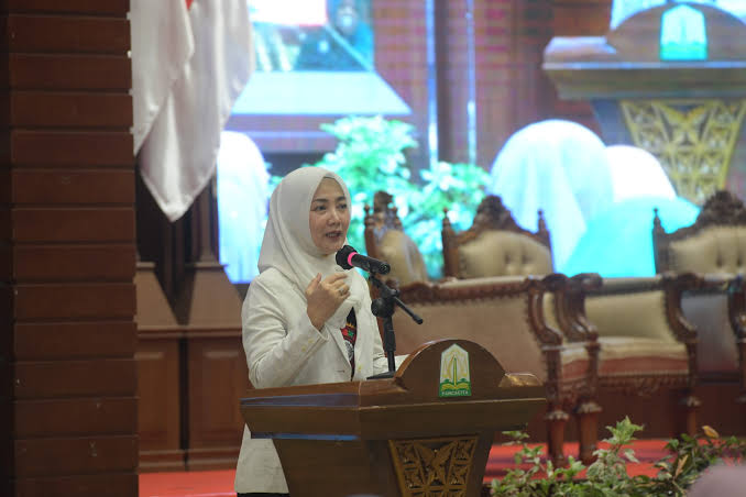 Pj Ketua Tim Penggerak PKK Aceh Ayu Candra Febiola Nazuar, saat membuka sekolah keluarga samara angkatan 2 di Anjong Mon Mata, Banda Aceh, Sabtu malam (17/2)