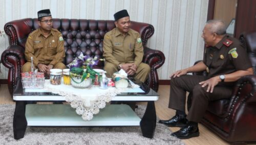 Kadis Pendidikan Dayah Aceh Dr Munawar A Djalil MA bersilaturrahmi dengan Kajati Aceh Joko Purwanto SH di ruang kerjanya, Selasa (20/2)