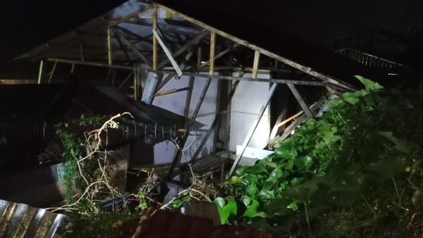 Tiga rumah warga di Desa Takengon Barat, Kecamatan Lut Tawar, Aceh Tengah mengalami kerusakan berat akibat terjadinya longsor