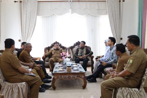 Pj Bupati Aceh Besar Muhammad Iswanto didampingi menerima kunjungan Kepala BI Perwakilan Aceh Rony Widijarto P, di Meuligoe Bupati Aceh Besar, Kota Jantho, Selasa (20/2). (Foto: Dok. Prokopim Pemkab Aceh Besar)