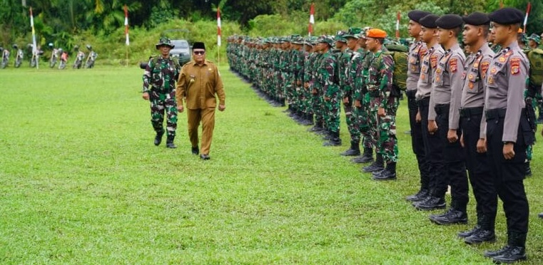 Pj Bupati Pidie Wahyudi Adisiswanto membuka program TMMD ke-119 tahun 2024 di lapangan bola kaki Desa Beungga, Kecamatan Tangse, Pidie. Selasa (20/2)