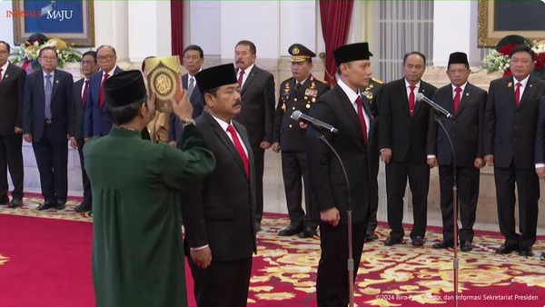Presiden Jokowi resmi melantik Agus Harimurti Yudhoyono (AHY) sebagai Menteri ATR/BPN di Istana Negara, Rabu (21/2)