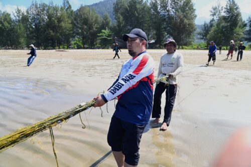 Pj Bupati Aceh Besar Muhammad Iswanto menarik pukat bersama nelayan di pantai Pasi Jantang, Kecamatan Lhoong, Aceh Besar, Rabu (21/2/2024). (FOTO/MC ACEH BESAR)