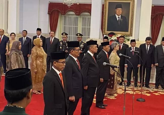 Presiden Jokowi melantik mantan Kajati Aceh Muhammad Yusuf sebagai Anggota Komisi Kejaksaan RI periode 2024-2028 di Istana Negara Jakarta, Rabu (21/2/2024). (Foto: Dok. Setpres)