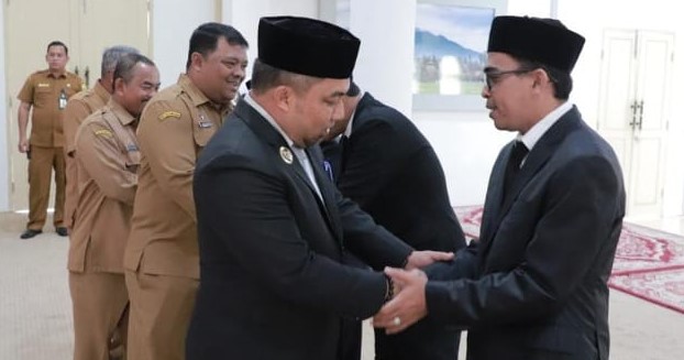 Pj. Bupati Muhammad Iswanto menyalami pejabat administrator di lingkungan Pemkab Aceh Besar yang dilantik di Meuligoe Bupati Aceh Besar, Kota Jantho, Selasa (27/2/2024)