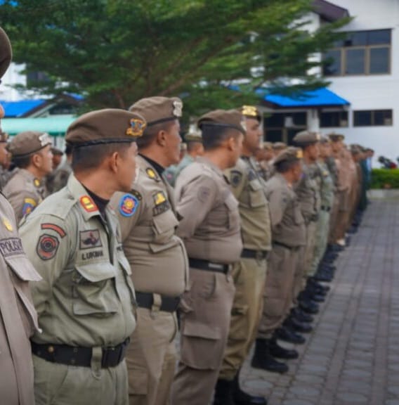 Personel Satpol PP-WH Kota Banda Aceh saat mengikuti apel