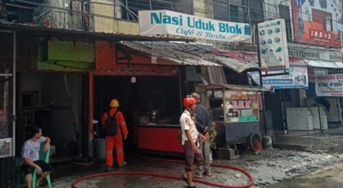 Dua unit toko terbakar di Jalan Teuku Nyak Arief, Gampong Prada, Banda Aceh, Selasa (27/2)