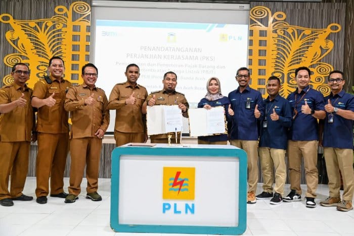 Pj Bupati Aceh Besar, Muhammad Iswanto bersama Manajer PLN UP3 Banda Aceh, Eka Rahma Daniati menandatangani Perjanjian Kerja Sama dengan PLN UP3 di Kantor PLN UP3, Merduati, Banda Aceh, Selasa (27/2/2024)