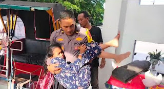 Aksi heroik salah satu personel Polres Aceh Tamiang, Ipda Indra yang membantu korban laka lantas dengan menggunakan becak, menuai pujian