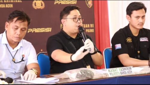 Kasat Reskrim Polresta Banda Aceh Kompol Fadhillah Aditya Pratama didampingi penyidik memberikan keterangan terkait penetapan tersangka anak kandung korban dalam kasus pembunuhan ibunya di Kajhu Aceh Besar, dalam konfrensi pers di Mapolresta Banda Aceh, Kamis (29/2)