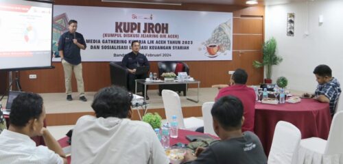 Kepala OJK Aceh Yusri dan didampingi Robby Satya Andhika (Kepala Bagian Pengawasan) bersama wartawan pada acara media gathering kinerja LJK Aceh tahun 2023 dan sosialisasi literasi keuangan syariah di Kantor OJK Aceh, Kamis (29/2)