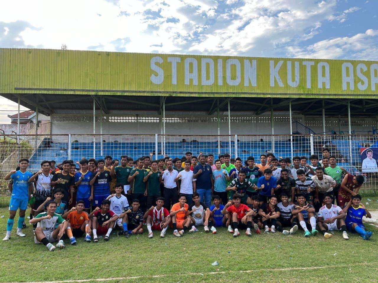 Pengurus Asprov PSSI Aceh, tim seleksi dan para pemain Aceh hasil seleksi lanjutan foto bersama di Stadion Kuta Asan, Sigli, 6 Maret 2024. (Foto: Dok. HumasPSSI Aceh)