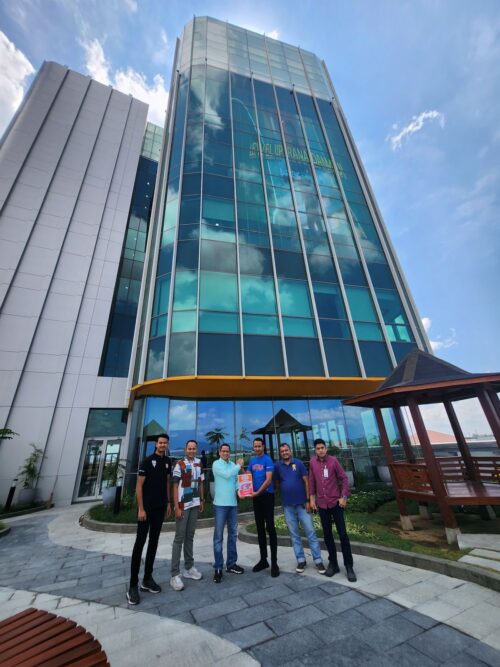 Manager Persiraja Ridha Mafdhul, didampingi Sekum Rahmat Djailani dan Departemen Kerja Sama Sponsorship Rais Mukhayar, menyerahkan laporan kerja sama sponsorship Persiraja yang diterima CEO BSI Aceh Wisnu Sunandar, Kamis (28/3)