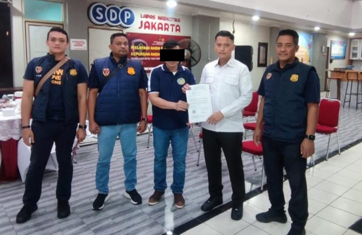 Penyidik Subdit 3 Tipidkor Ditreskrimsus Polda Aceh menjemput satu tersangka korupsi beasiswa yakni mantan Anggota DPRA berinisial DS dari Lapas Narkotika Kelas IIA Cipinang, Jakarta, Kamis (29/2)