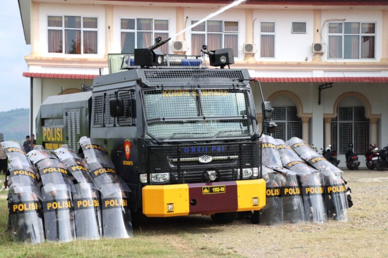 Polres Pidie Jaya menggelar pengamanan rapat pleno terbuka rekapitulasi hasil perhitungan perolehan suara Pemilu 2024 di Kantor DPRK Pidie Jaya