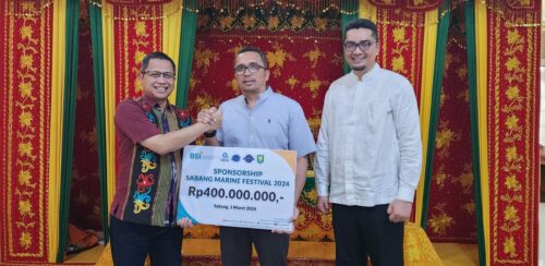 Regional CEO BSI Aceh Wisnu Sunandar menyerahkan sponsorship untuk kegiatan Sabang Marine Festival kepada Pj Wali Kota Sabang Reza Fahlevi didampingi Plt Kepala Badan Pengusahaan Kawasan Sabang (BPKS) Marthunis, Jum'at (1/3)