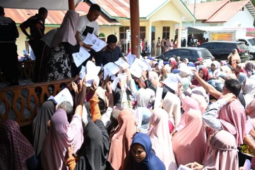 Warga Kecamatan Kuta Baro memadati gelaran pangan murah yang digelar Pemkab Aceh Besar bekerja sama dengan Perum Bulog Aceh serta Badan Pangan Nasional menjelang Ramadhan
