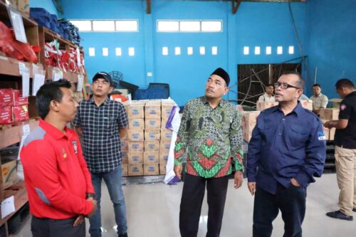 Kadis Sosial Aceh Muslem Yacob meninjau gudang logistik penyimpanan barang masa tanggap darurat bencana yang ada di Aceh Selatan, Sabtu, 2 Maret 2024