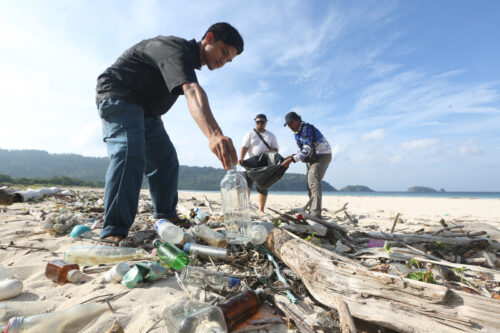 Aktivis Forum Jurnalis Lingkungan (FJL) Aceh melakukan aksi bersih pantai dengan tema "Break Free From Plastic" di Pantai Balu, Gampong Gugop, Kecamatan Pulo Aceh, Aceh Besar, Ahad (3/3)