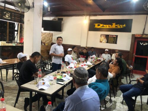 Tokoh masyarakat Pidie yang tergabung dalam organisasi TOMPi, Ahad (3/3) menggelar pertemuan sambil ngopi siang di Warkop Dhapu Kupi Simpang Surabaya, Banda Aceh