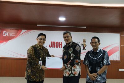Kepala OJK Aceh Yusri menyerahkan SK pencabutan Izin Usaha PT BPR Aceh Utara kepada Pj Sekda Aceh Utara Dayan Albar dan Yusmaldiansyah selaku pemegang saham PT BPR Aceh Utara, Senin (4/3)