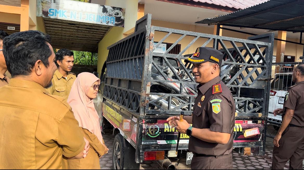 Kajari Bireuen Munawal Hadi SH MH, Senin (4/3) menyerahkan hibah 4 unit sepeda motor yang merupakan barang rampasan negara yang telah diputus oleh pengadilan kepada SMK Negeri 1 Jeumpa