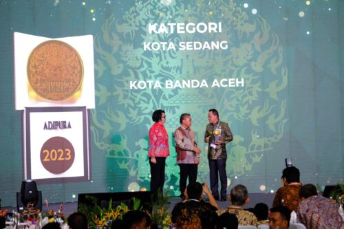 Pj Wali Kota Banda Aceh Amiruddin menerima piala Adipura 2023 yang diserahkan oleh Wakil Menteri Lingkungan Hidup dan Kehutanan Alue Dohong didampingi Direktur Jenderal PSLB3, Rosa Vivien Ratnawati, di Jakarta, Selasa (5/3)