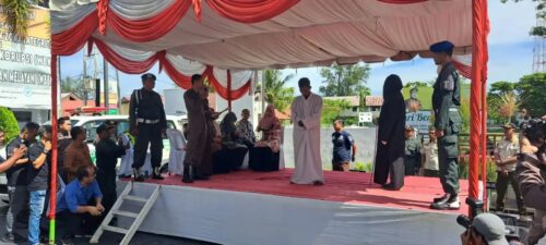 Kejari Aceh Barat melakukan eksekusi hukuman cambuk terhadap sopir berinisial RD (26), sebanyak 154 kali di muka umum yang dipusatkan di halaman Kejari di Meulaboh, Kamis (7/3)