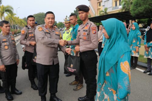 Kapolda Aceh Irjen Pol Achmad Kartiko menyerahkan paket daging meugang kepada perwakilan personel dan pekerja harian lepas (PHL), Jum'at, 8 Maret 2024