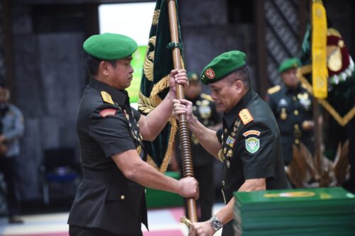 Kasad Jenderal TNI Maruli Simanjuntak memimpin upacara Sertijab Pangdam Iskandar Muda dari Mayjen TNI Novi Helmy Prasetya kepada Mayjen TNI Niko Fahrizal di Markas Besar TNI Angkatan Darat, Gambir, Jakarta Pusat, Jum'at (8/3/2024)