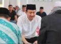 Prosesi pensyahadatan dr Dwi Wijaya yang resmi masuk Islam, disaksikan oleh Pj Bupati Pidie Wahyudi Adisiswanto di Mushala Pendopo Pidie, Senin (11/3)